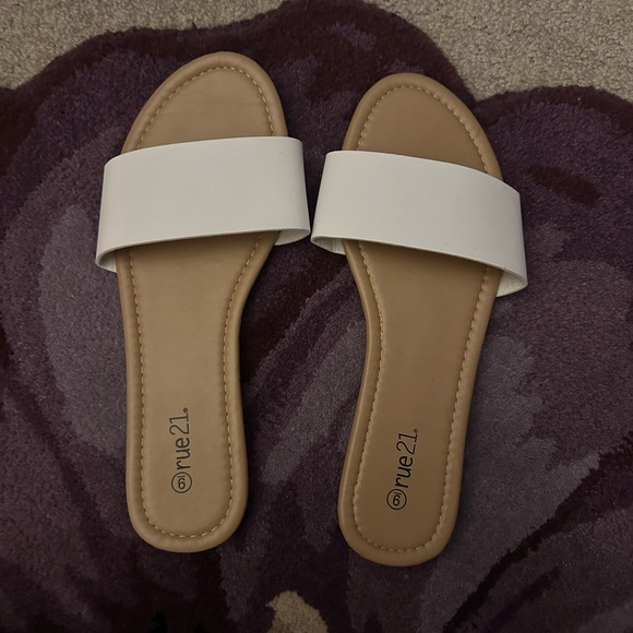 2 Pair Rue21 Flats Black + White Size: 9 - Picture 3 of 5